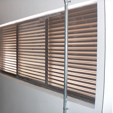 Ventilated rainproof blinds
